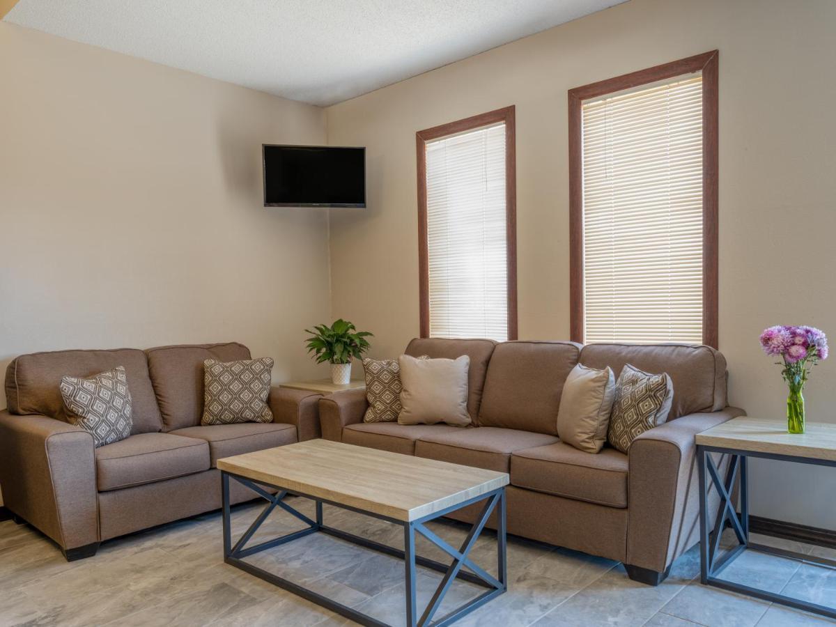 Super 8 By Wyndham Clinton