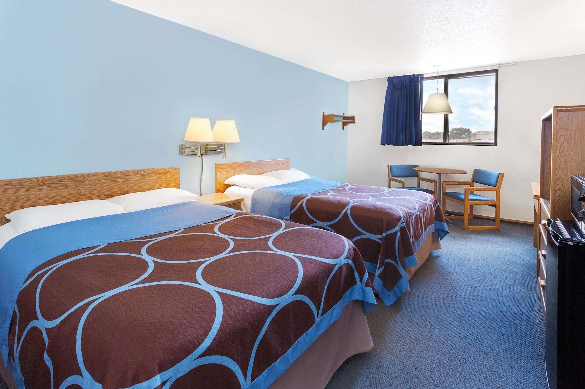 Super 8 By Wyndham Hotel Clinton