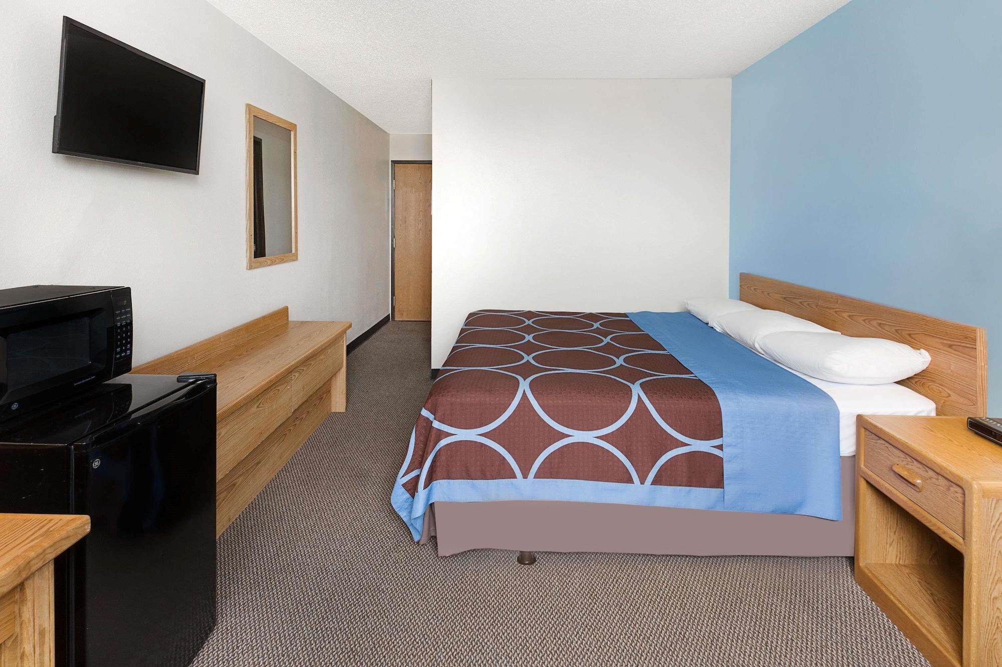 Super 8 By Wyndham Hotel Clinton