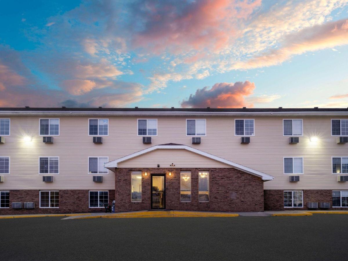 Super 8 By Wyndham Hotel 2*